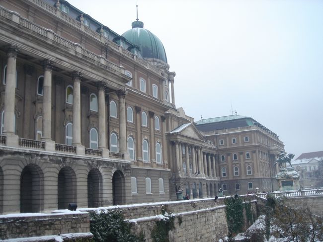 王宮の歴史は13世紀からあるようですが、戦争や火災で崩壊してしまったとか。<br />現在の建物は1950年代に修復したもので比較的新しい。<br /><br /><br />