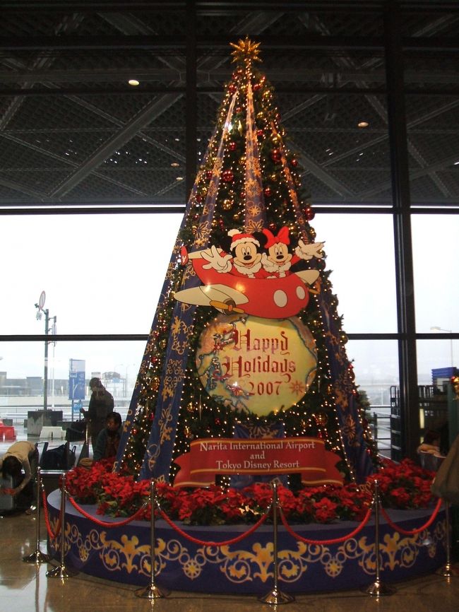 出発時が１２月中旬だったので空港内のロビーはクリスマス飾りで一杯です☆