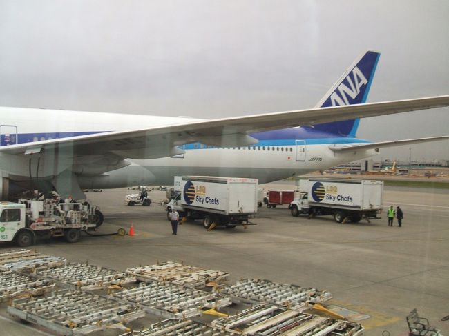 いきなりワシントン到着♪<br />ワシントン・ダレス空港名物？！　<br />「モービルラウンジ」の車内から撮影したの搭乗していた飛行機が見切れてちゃいました。<br />　　　　　　　　　　　　　　　　　ごめんなさい<br /><br />確かフライト時間は約１２時間３０分位で夜明けに真っ白に雪が積もったアメリカ大陸を上空から見た時は感動でした。<br />映画を何本か見たり、「ソムリエール」という漫画を読んでいたら担当のＣＡさんに声を掛けられたりと、いろいろ良くしていただきました。