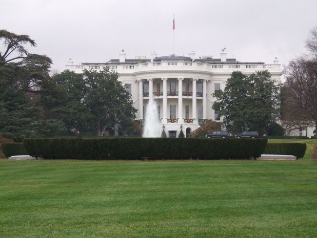 やっぱりワシントンＤＣまで来たからにはこれでしょ〜♪<br /><br />「ホワイトハウス」<br /><br />今まで、ＴＶや新聞でしか見たことなかった建物が目の前にあります。感動でした。<br />しばらくその場に立って、ずっと見てました。