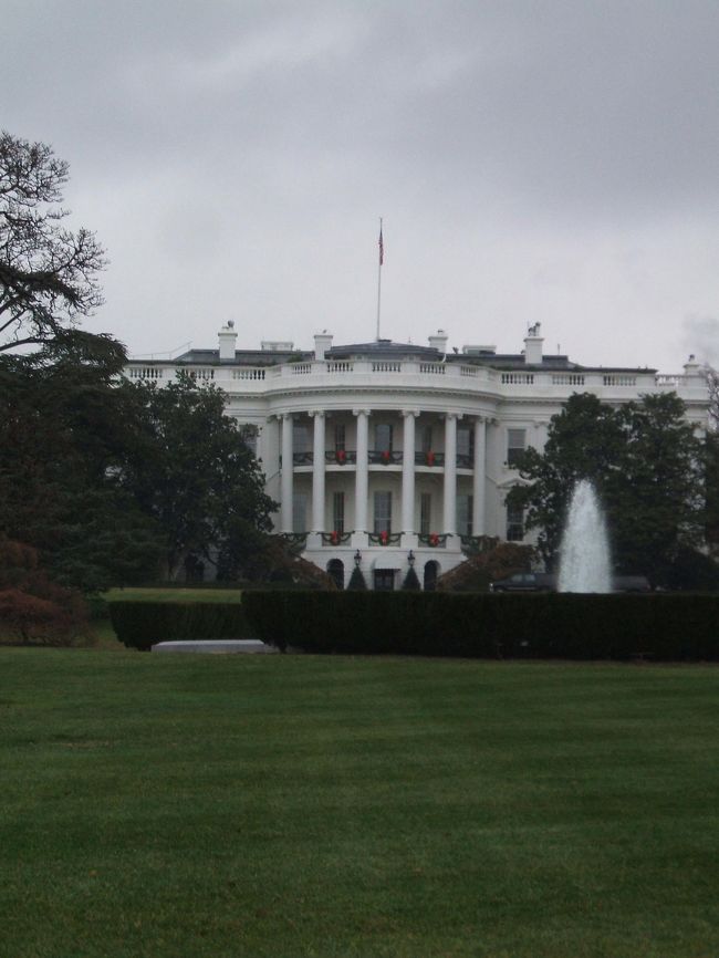 クリスマスシーズンだからホワイトハウスの<br />ベランダにもクリスマスの飾りがあります。