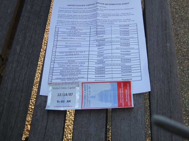 おはようございます♪<br /><br />時差ボケもなく、スッキリとしたお目覚めです。<br />ホテルで朝食を食べて目指した先は・・・<br /><br />国会議事堂の館内ツアーに必要な整理券を貰いに<br />受付センターへ。<br /><br />案外、早い時間の見学ツアーのをＧＥＴ☆<br />旅行雑誌などによると出遅れると整理券が無い日もあるとあったけど１２月はシーズンオフで空いてました。でも、次から次へと貸切バスがやってきて皆さん記念撮影をしてました。　<br />まぁ、やっちゃんたち日本人が地方から東京へ行ってはとバスなどで国会議事堂へ行くような感じでしょうか。<br />