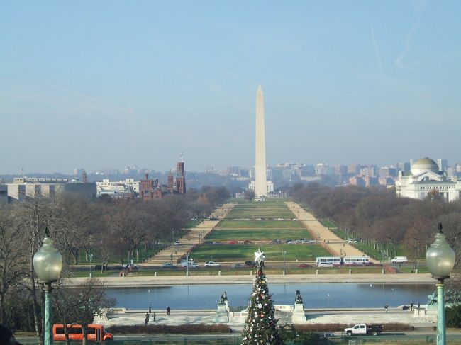 建物に入る前に正面からの景色を見ます。<br />正面に見えるのはワシントン記念塔です。この周辺をモールといって左右に有名なスミソニアン博物館があります。<br />