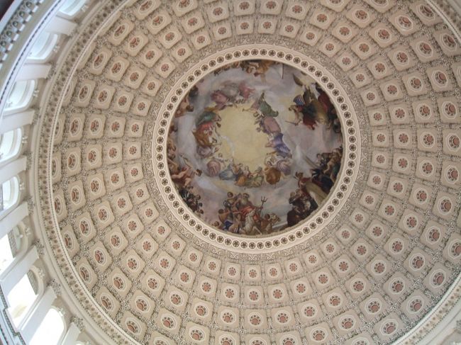 国会議事堂のドーム型になっている裏側はこんな感じで絵が描かれています。