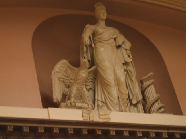 国会議事堂内の像です。<br />ホントはもっと一杯、撮影をしたんですけど綺麗に写っていないのでごめんなさい。<br /><br />この後は、議会内を見学させてもらいました。セキュリティーチェックを通過すると議場では国会議員さんたちが何やら質疑応答をしていたのでしばし傍聴させてもらいました。