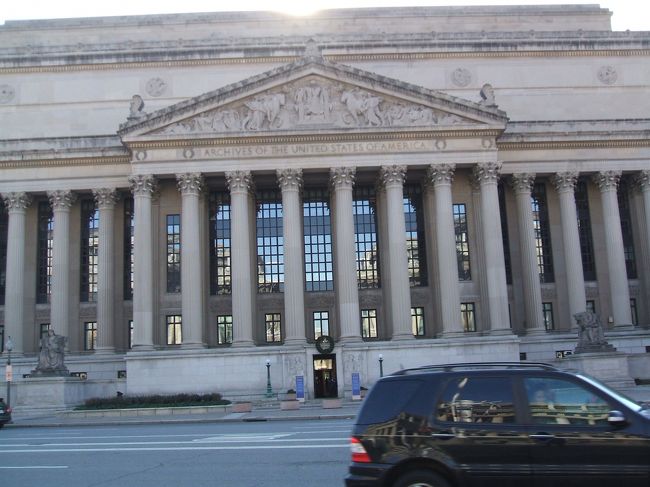 国立公文書館です。<br />アメリカ独立宣言や合衆国憲法などアメリカの重要な文書などが保存されていまます。