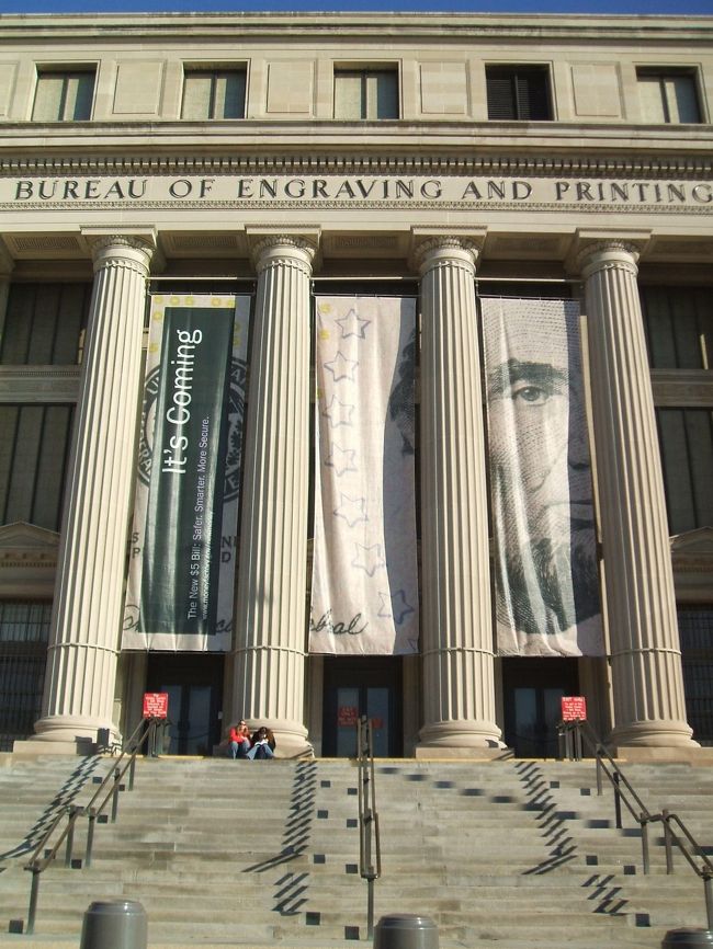 ランチ後は地下鉄で移動です。<br />向かった先は印刷局です。<br /><br />アメリカの紙幣を印刷してます。ここも整理券を貰い紙幣が完成するまでを見学しました。<br />見学後はお土産も変えます。裁断していない１ドル札などを販売しています。
