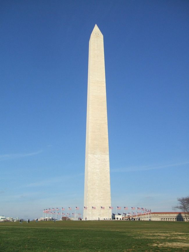 その後はワシントン記念塔を見ながらリンカーン記念館まで歩いています。<br /><br />お天気が凄く良かったので雲一つない青空に白い記念塔がベストマッチです。