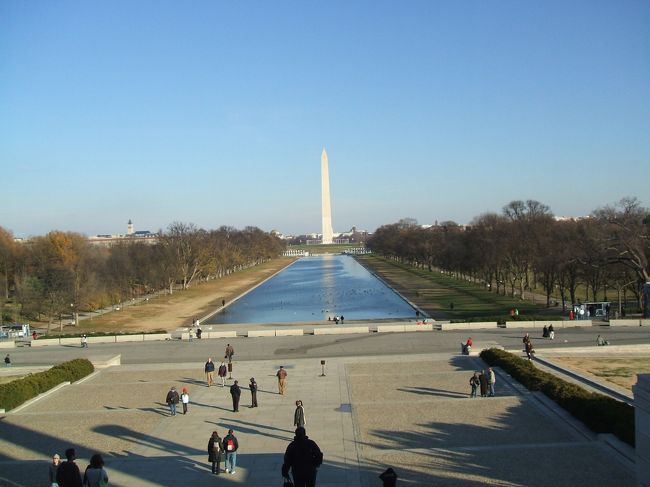 やっと記念館に到着です。<br />階段をのぼって後ろを振り向けば今朝、国会議事堂から見た景色の反対側から見れます。<br />国会議事堂とこのリンカーン記念館は中心にワシントン記念塔を中心に一直線になっています。<br /><br />