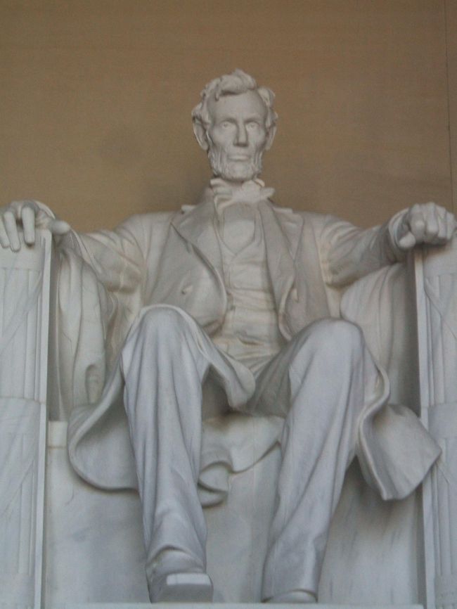 そして正面を向けば第１６代合衆国大統領エイブラハム・リンカーンの像が上の写真のような景色を一直線に見ています。この像の左右にはゲティスバーグと大統領就任演説が刻まれています。