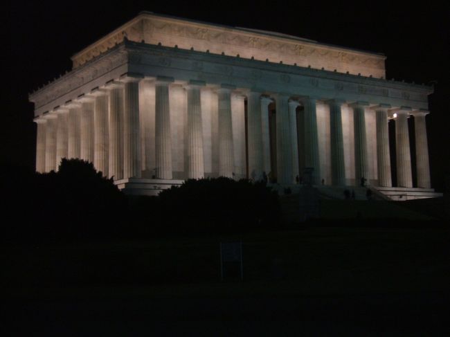 次は昼間に見学した「リンカーン記念館」です。白い建物なのでライトアップすると綺麗です。