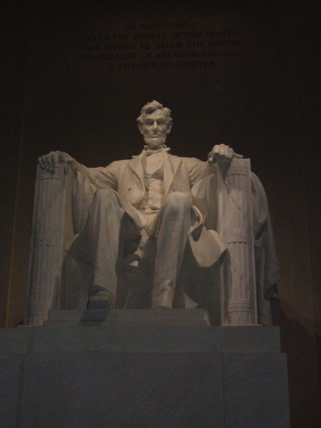 こちらもリンカーン大統領のライトアップバージョンです。この記念館ですが昼間は観光客が沢山いるので賑やかですが夜になると静まりかえりなんか、昼間以上に厳粛な感じです。