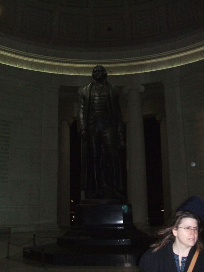 ジェファソン記念館です。リンカーン記念館のようにここもジェファソン大統領の言葉が刻まれています。<br /><br />ここの近くにタイダル池という池がります。この池の周りには桜の木があり春になると桜まつりが開催されるそうです。日本から贈られた桜もあるようです。<br />アメリカでは、日本とは違いお花見は歩きながら見るそうです。<br />機会があったら、春のポカポカした日にボートを漕ぎながら桜を見て見てみたいです。