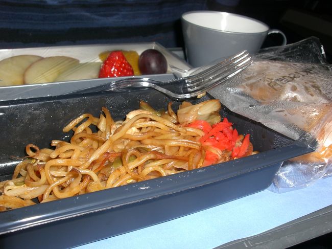 ２回目の食事。<br />焼きソバをチョイス。