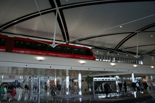 空港の中をトラム（！）が走っています！<br />でも動く歩道もあるので、トラムを待つより<br />急いでいる時は動く歩道の方が早いかも？<br /><br />ＮＹへの便は予定通り12:37出発。<br />これまた追い風の影響で予定より早く、<br />15:00にＮＹに到着しました。