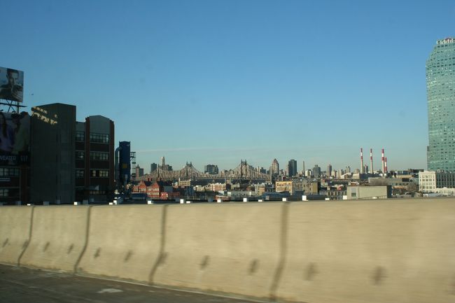 タクシーの車窓から。<br />マンハッタンまでは約30分。<br />チップも入れてホテルまで$37でした。<br />このチップがね…結局高く付くのよね…。