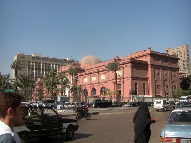 スフィンクスを見た後、エジプト考古学博物館へ。<br />