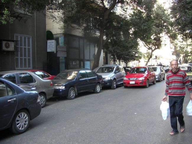 と思ったが、おなか減ったので（朝食、しこたま食べたのに！）ランチとす。<br /><br />徒歩で数分。