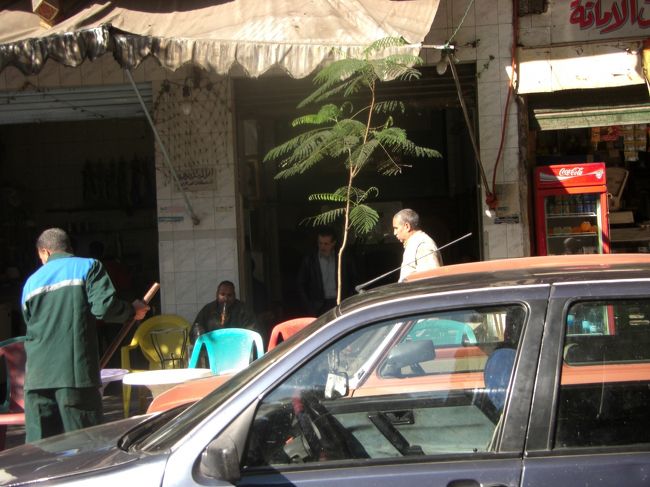 水タバコを吸っているおじさんたち。