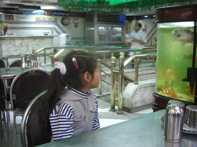 着席。<br /><br />まだ、11時すぎだったのですいていたが、人気店のため12時には激混みするらしい。<br /><br />ABOUTAREKというコシャリのお店。<br />ツアーでよく利用されるところらしいが、ココが1番おいしいと友人のダンナさんが絶賛。<br />