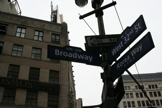 ホテルの場所は、ブロードウェイと６番アベニューが交差する辺り。<br />エンパイアステートビルのすぐ近くです。<br />韓国人街の真っ只中にあるので、<br />焼肉屋とかたくさんありました。