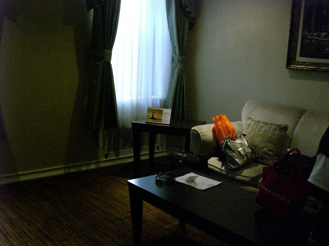 お部屋はスイートルーム。<br />２人ずつ２部屋取るより、<br />４人でスイート１室の方が安かったのです。<br />税金を入れると一人約7000円。<br />ＮＹは税金が高い…！