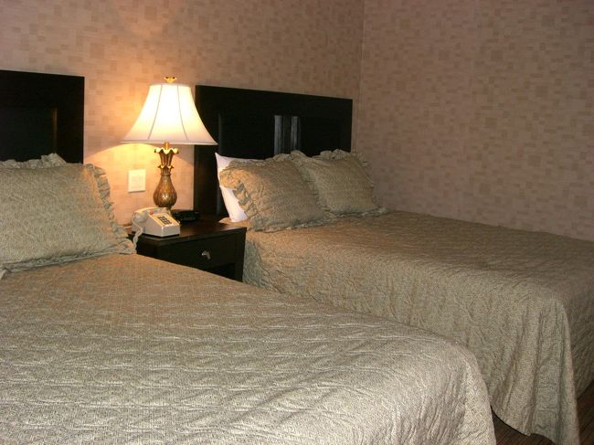 ベッドはダブルが２つ。<br />更にエキストラベッドを入れてもらって、<br />計３つのベッドで４人が雑魚寝。