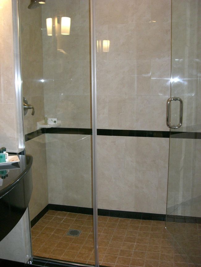 シャワーブースとバスタブは別になっています。<br />シャワーは固定式だから使いにくかったけど、<br />贅沢言っている場合じゃありません。<br />でもブースの外に全く水が漏れなくて、<br />とても使いやすいシャワーブースでした。<br /><br />それにしてもＮＹのホテル高すぎる…！