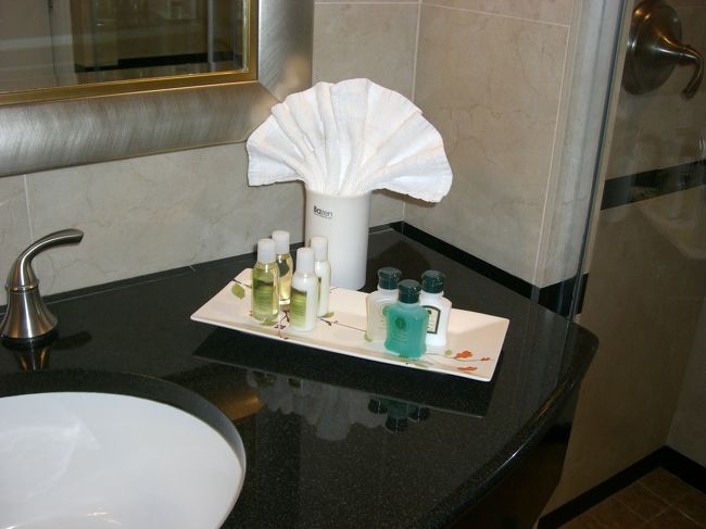 アメニティはBATH AND BODY WORKS（BODY SHOPみたいなお店）のものを使っているらしく、ローションとかとっても良かったです。<br />毎日カバンにしまってシャンプー・リンス・ローションを計４個ずつお持ち帰り。友人達はいらないと言うので、ほとんど私がもらって帰りました（笑）