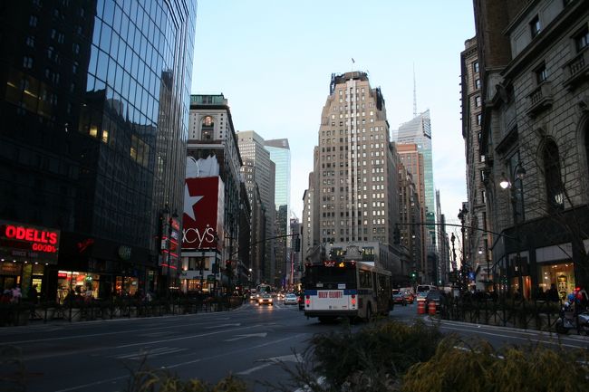 ホテルからタイムズスクエアは徒歩圏内。<br />約10分ってところでしょうか。<br />ここからポートオーソリティーバスターミナルへ。