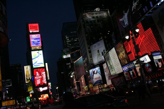 段々暗くなってきて、雰囲気が出てきました。<br /><br />バスターミナルではグレイハウンド社のバスチケットを購入。<br />ボストンまで片道$35でした。<br />購入時に身分証明書が必要なようです。<br />私はパスポートをホテルのセーフティボックスに預けたままだったので、国際学生証を提示しました。<br />そして肝心のバスターミナルの写真を撮り忘れたっていう…。<br />だってあまりの寒さに、一刻も早く室内に入りたくて<br />写真なんて撮っている場合じゃなかったんだもん…。