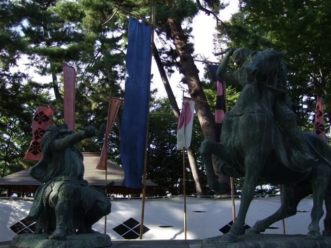 信玄・謙信一騎打ち（？）の像。<br />信玄は謙信の太刀を軍配で受け止めたというが、だとしたら相当丈夫な軍配です。