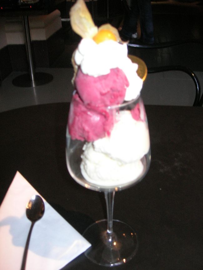 ちょっと場所は離れますが、ノーベル博物館では、デザートのアイスを食べることができます。ディナーはあまりに高いので、こっちのアイスを試してきました。