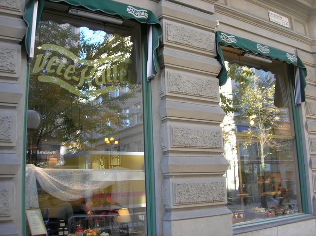 このお店。朝早くに行きました。パンもおいしそうでした。<br />