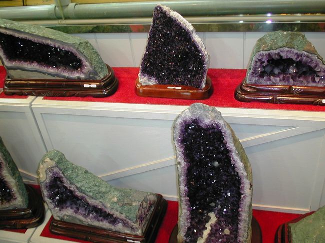 昼食を摂ったレストランの直ぐ近くのお土産店です。ガイドさんへの義理で覗いただけです。アメジストの原石です。