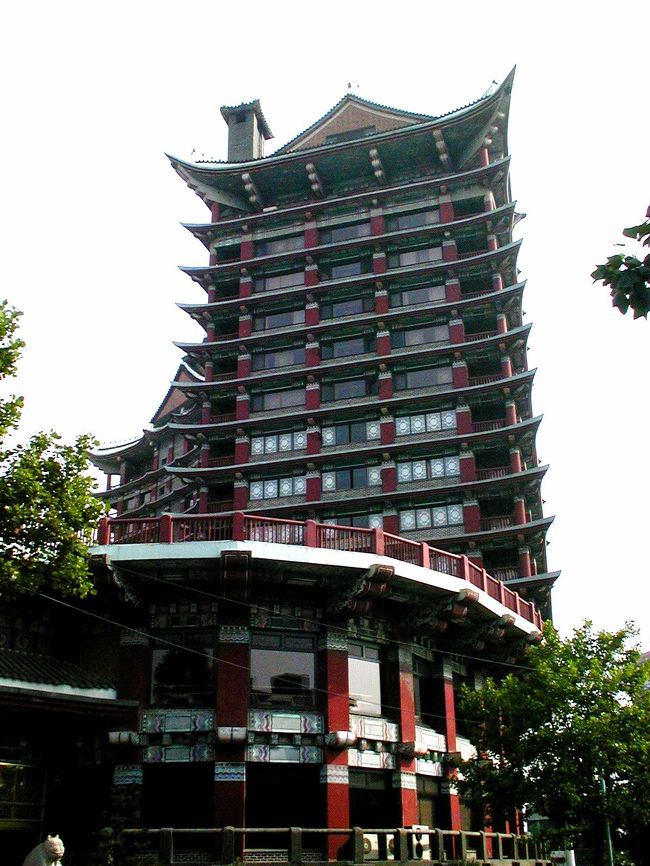 コモドホテルの風格にあふれた威容です。丘の上に位置しています。