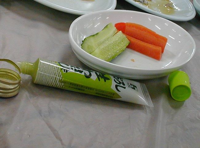 生山葵(なまわさび)は日本から用意してきたものではありません。このチャガルチ市場の魚市場で出してくれたものです。