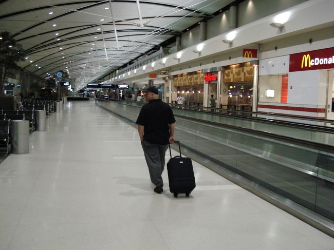 一直線の空港。分かりやすくていい。