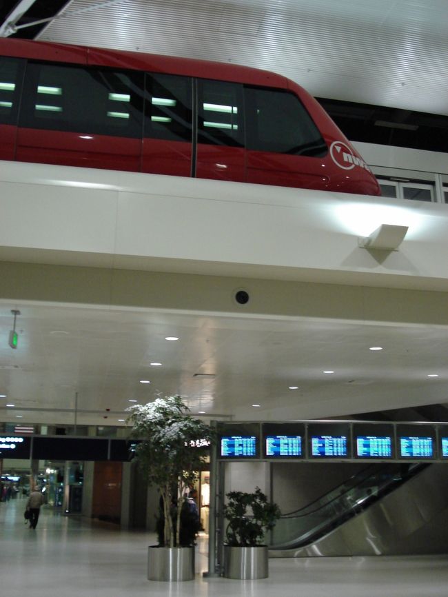 2階をはしるトラム。<br />