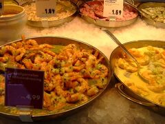 シーフード屋さん「NORDSEE」で、左の海老のサラダとイカのマリネを注文。