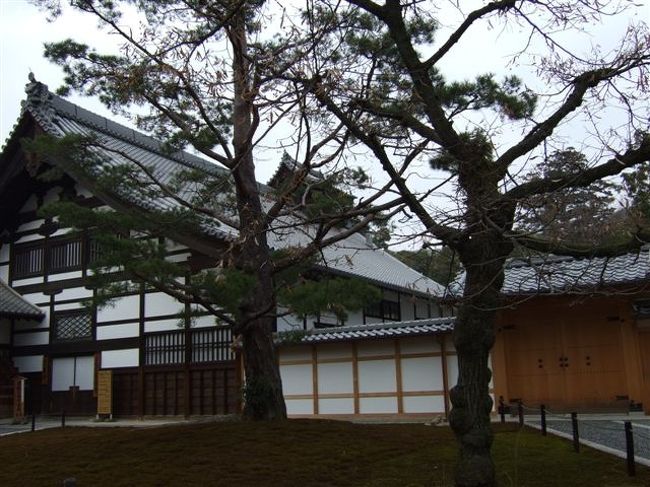 タクシー観光（3時間ｺｰｽ）<br /><br />金閣寺<br /><br />右の木は菩提樹です<br /><br />参拝日 <br />参拝時間 <br />午前９：００ 〜 午後５：００ <br />参拝志納料 <br />大人・高校生４００円　小・中学生３００円