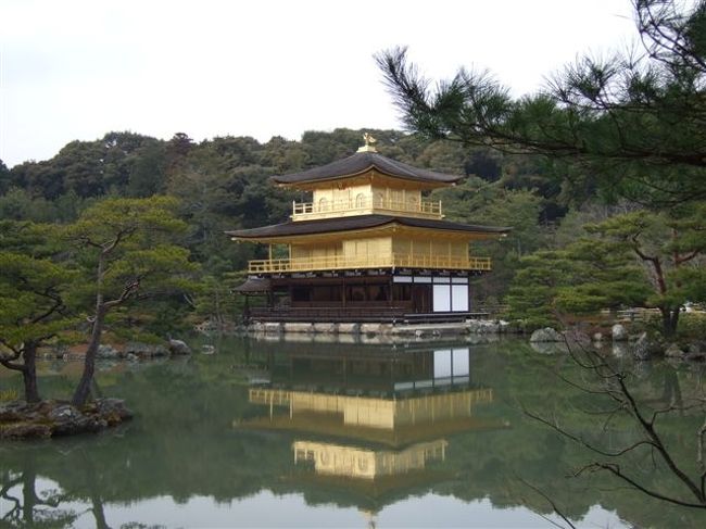 タクシー観光（3時間ｺｰｽ）<br /><br />金閣寺<br /><br />ジャーン！<br />キンキラ金閣寺！<br /><br />タクシーのおっちゃんが「おぉ！今日はラッキーだよ。こんなにはっきり映る金閣寺は久々に見たよ。」と。<br /><br />きれいな逆さ金閣寺です♪