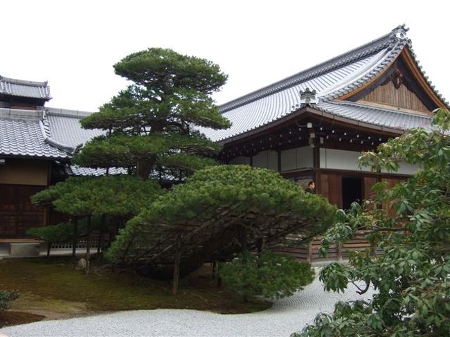 タクシー観光（3時間ｺｰｽ）<br /><br />金閣寺<br /><br />方丈<br />特別拝観で方丈の中も入りました。<br />襖絵や杉戸絵を見てきました♪<br />後ろ側からの陸舟の松も見れました。<br /><br /><br />時　間<br />午前９：００ 〜 午後４：００<br />参拝志納料<br />大人・高校生１，０００円<br />小・中学生　　 ８００円（大人・保護者同伴に限る）<br /><br />