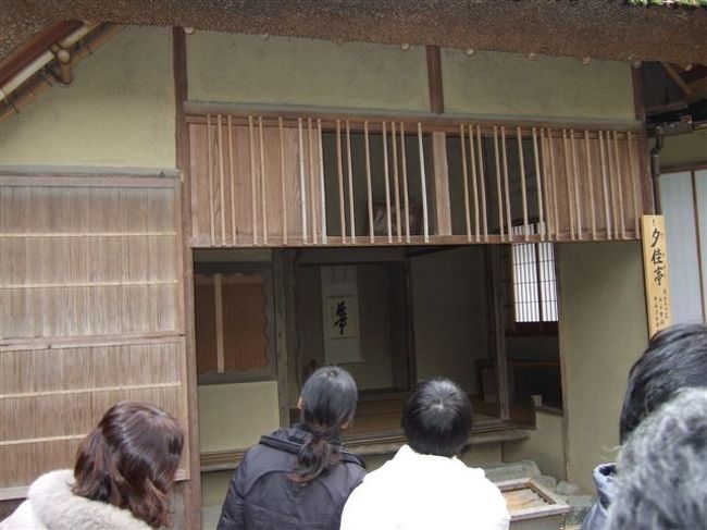 タクシー観光（3時間ｺｰｽ）<br /><br />金閣寺<br /><br />夕佳亭：<br />安民沢の東側の小高い場所に、金森宗和が造営したといわれる茶室「夕佳亭（せっかてい）」が建っている。この名称は、「夕日に映える金閣が佳い」ということに由来しているという。<br /><br />夕佳亭内正面の「南天の床柱」、その横にある「萩の違い棚」が有名だそうだが、アジア系の観光客が積極すぎて全然前がみえない。。。^^;<br /><br /><br />