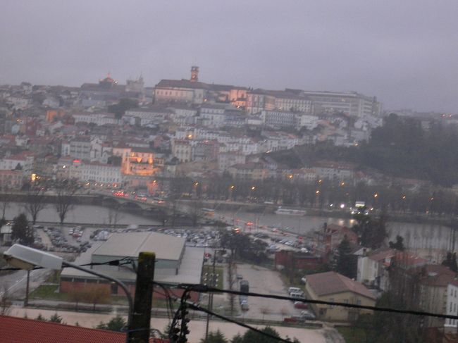 雨の中、コインブラに夕方到着。<br />サンタ・クララ修道院からコインブラ市内を写す。<br />