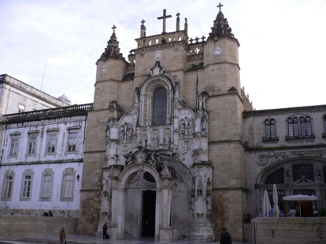 サンタ・クロス修道院、入り口の彫刻は1523年に作られアーチ部分は19世紀に作られた。