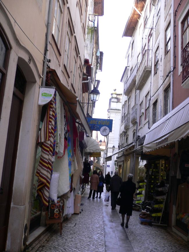 コインブラ旧市街のメインストリート？<br />靴屋さんが多く価格も安い！