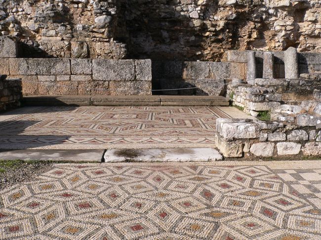 発掘された民家の玄関や内庭、城壁、公衆浴場等が公開されている