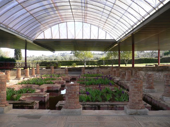 特に重要な部分は、屋根付きで保存されている