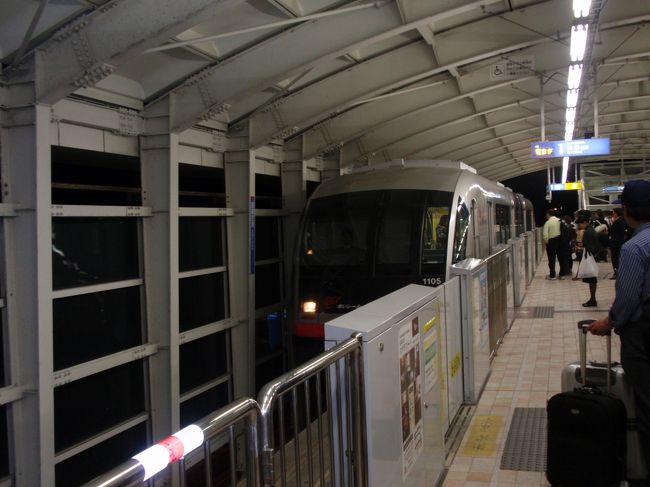 那覇空港に到着し、ゆいレールで今日宿泊するホテルのある旭橋に向かいます。<br />沖縄本島を訪れるのは中学生以来で、その頃にはゆいレールなんてものはなかったので、お初のゆいレールに少しテンション上がり気味だったかもです。